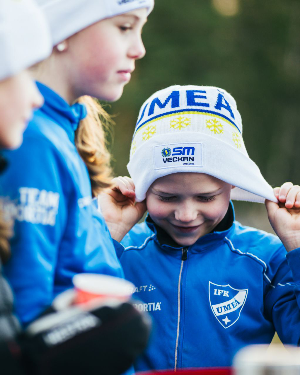 Barn som tar på sig sm-mössan