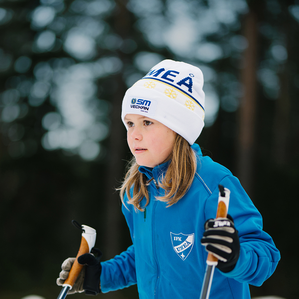 Skidåkande barn med SM-mössa