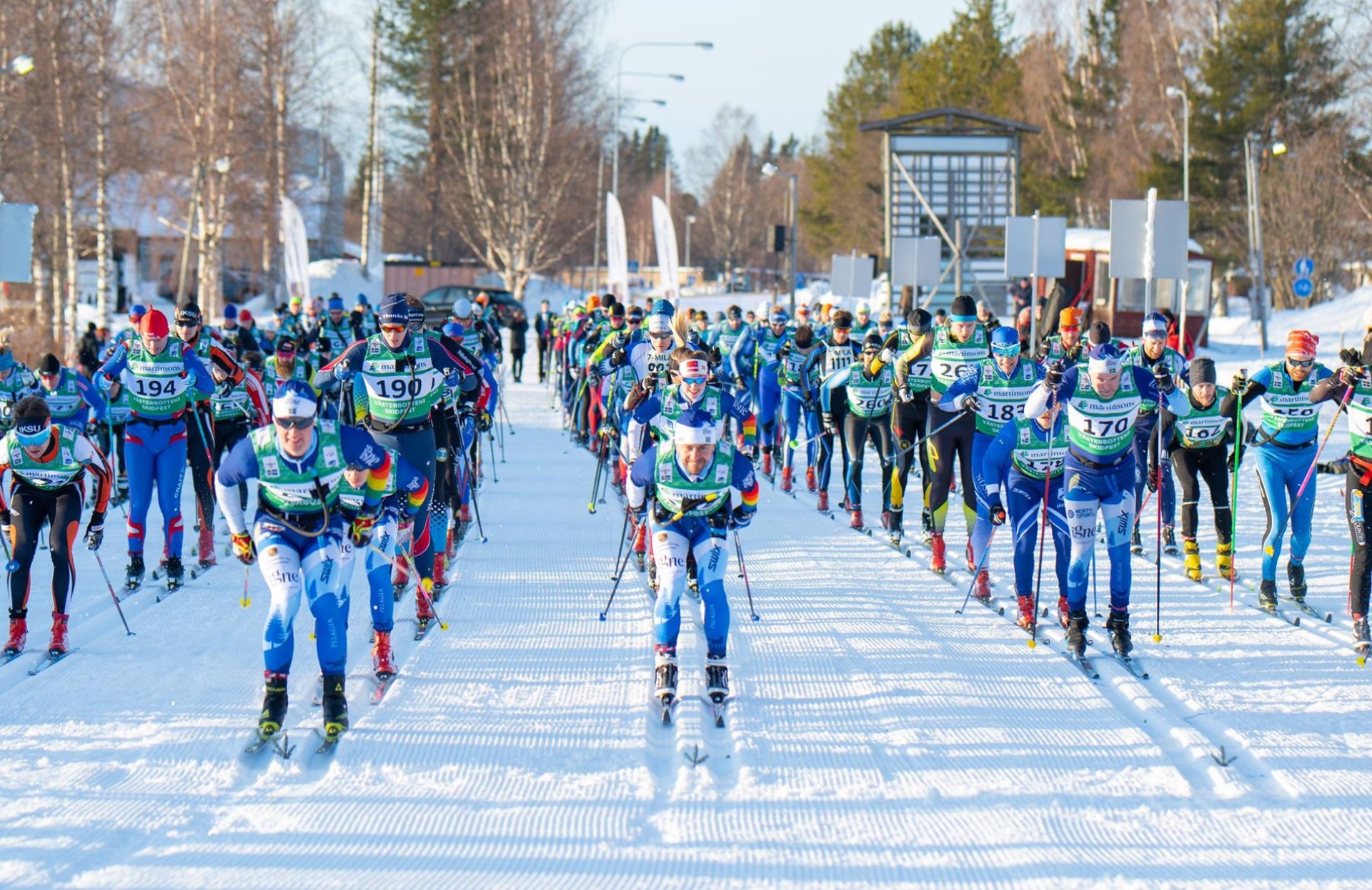 skidåkare i spåret