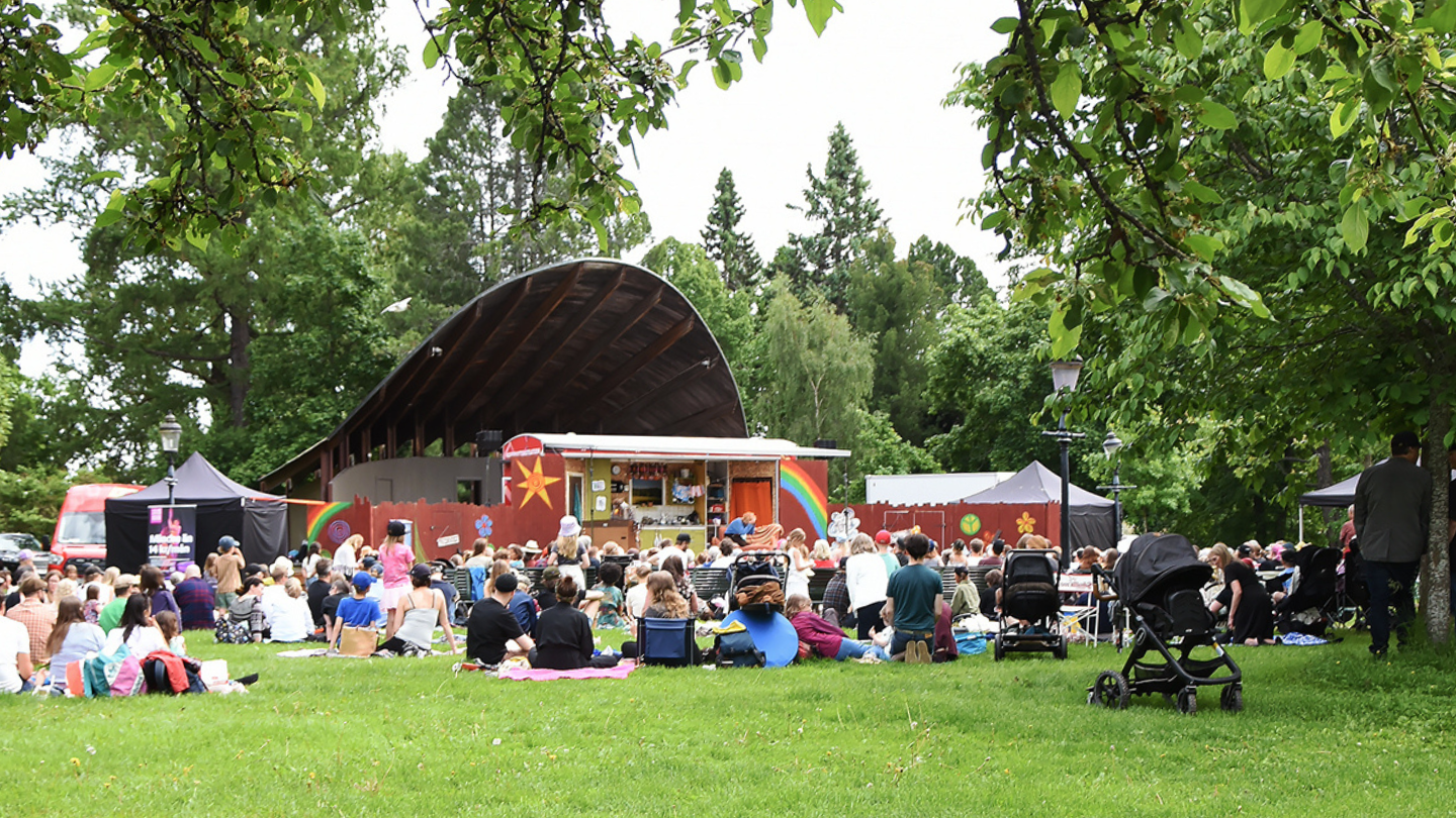 Publik vid scenen i Döbelna park