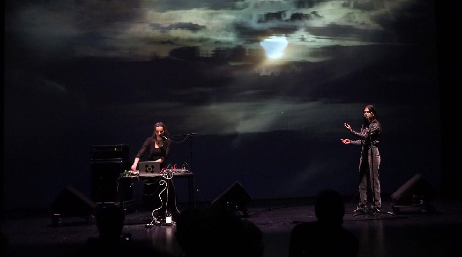 Avant Joik konsert två kvinnor på scen