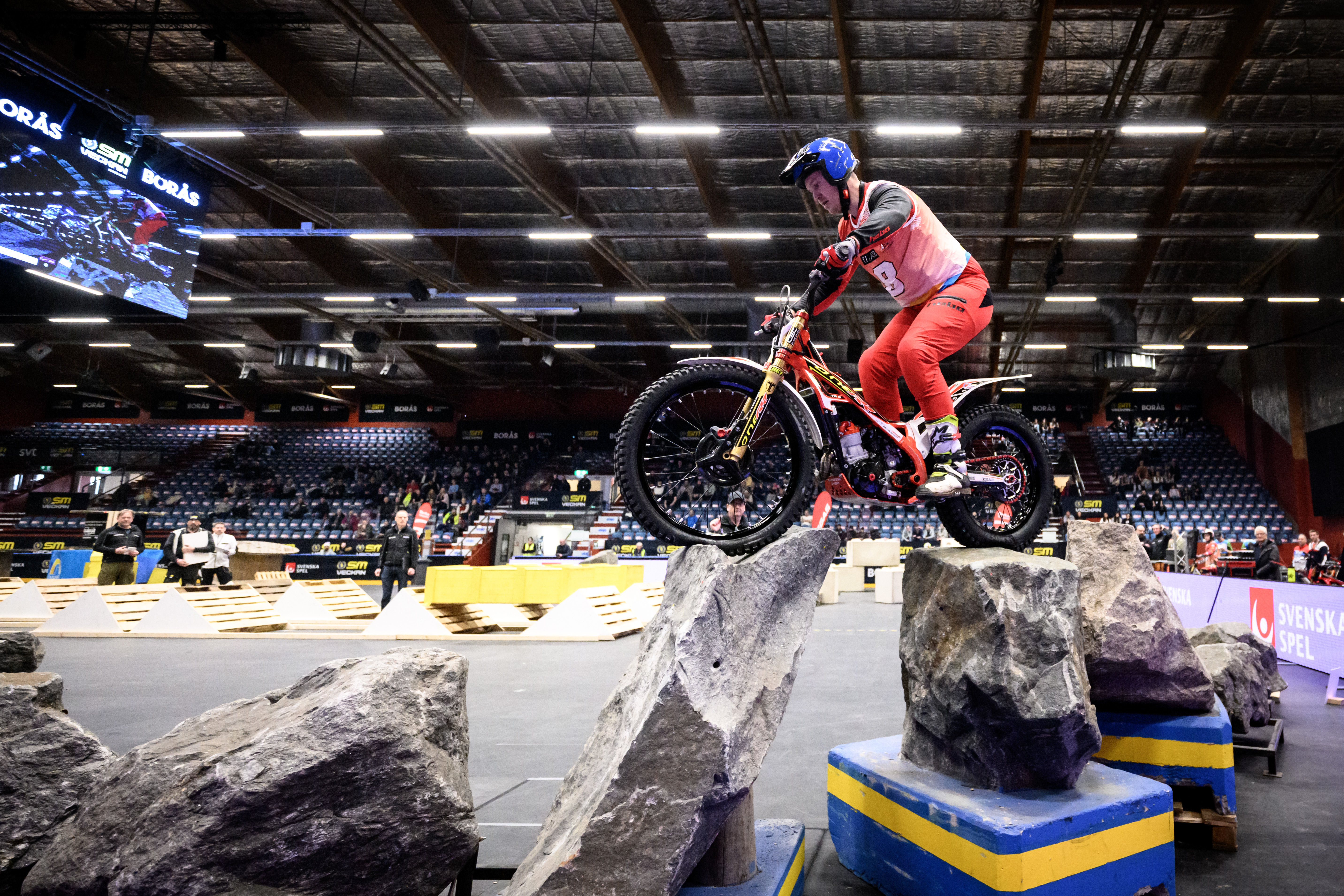 Marcus Eliasson tävlar i X-trial under SM-veckan den 5 februari 2025, balanserar på stenar