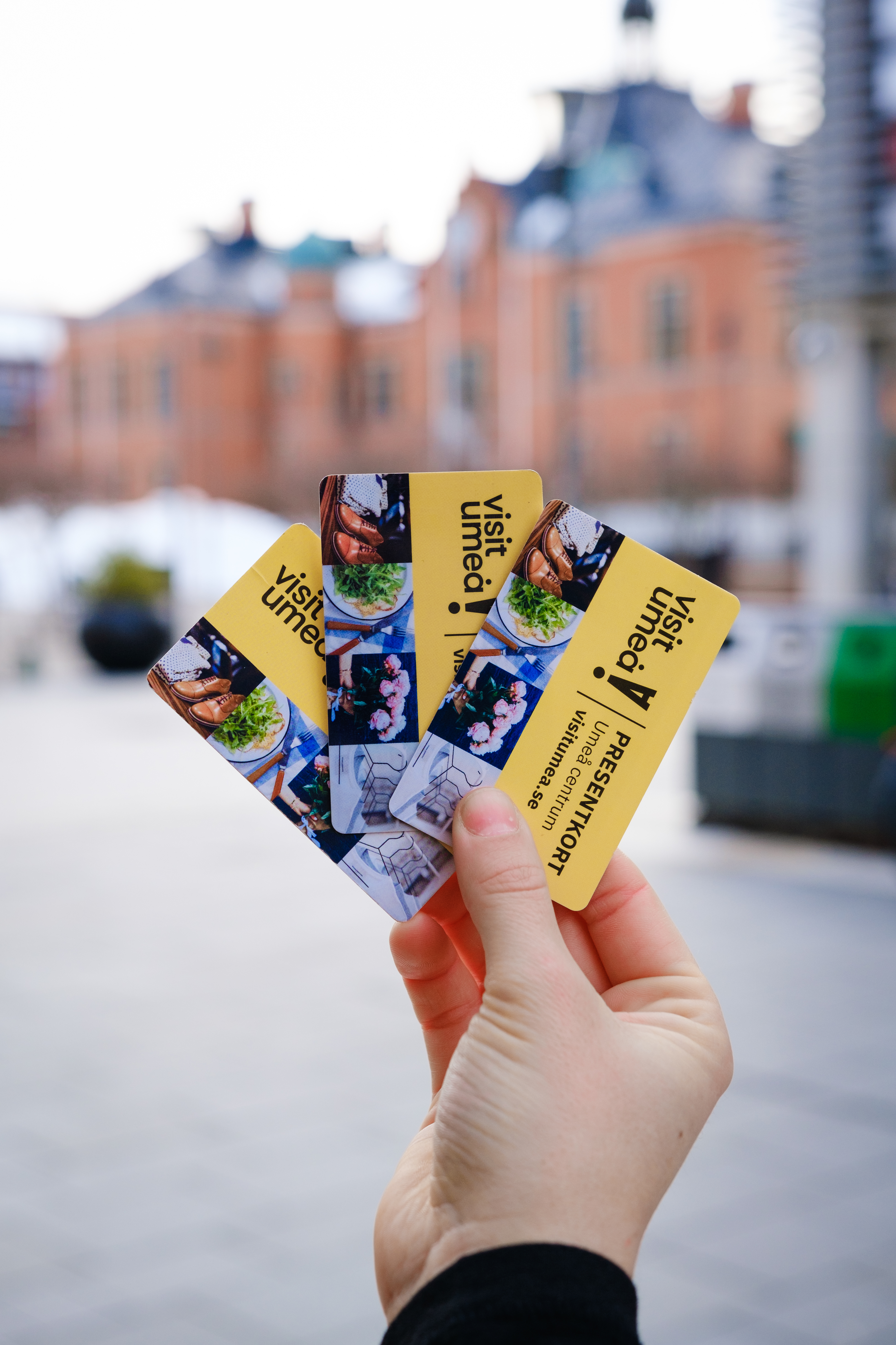 Hand som håller i presentkort.