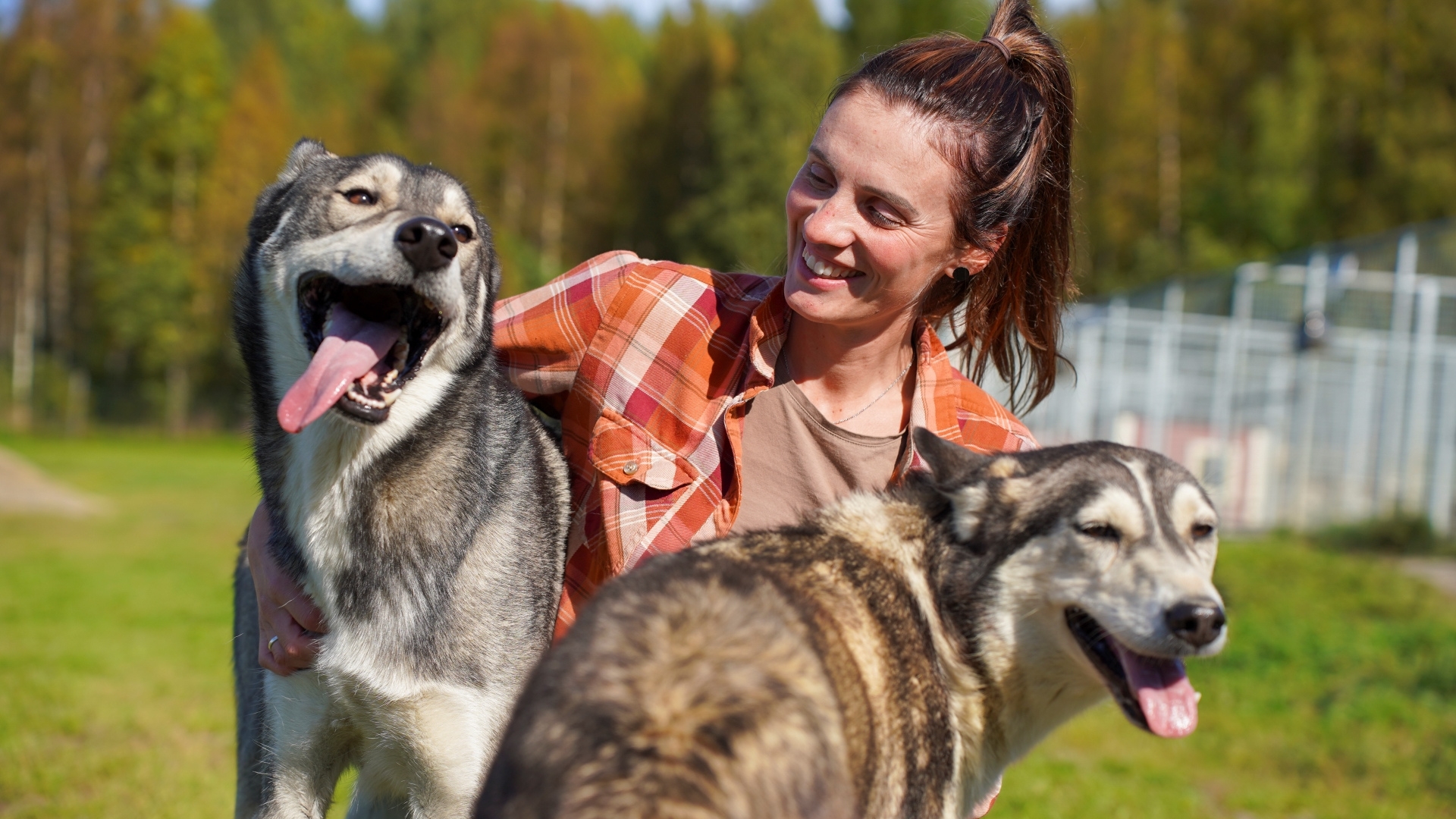 En kvinna med två hundar