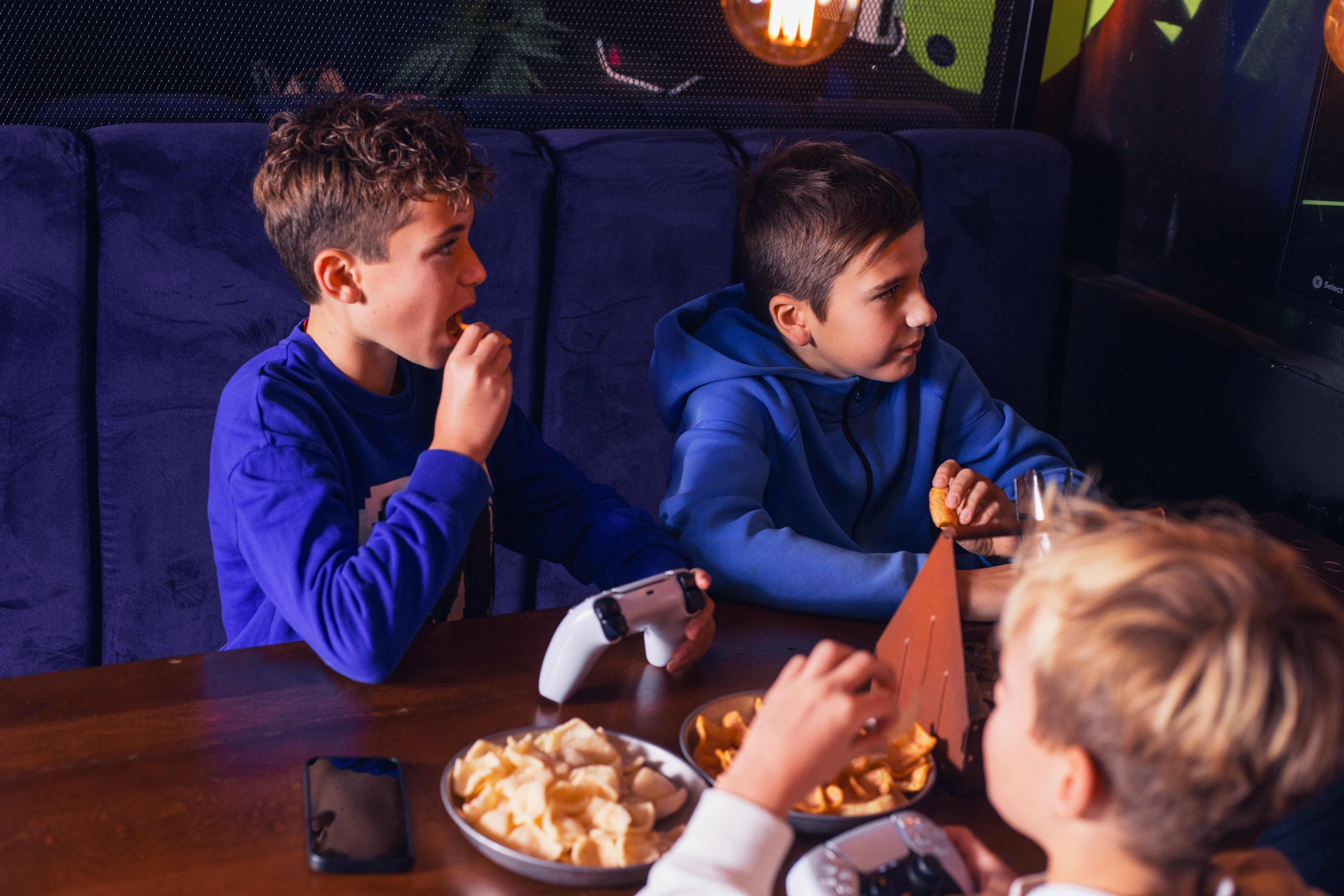 Kappa Bar, barn som äter