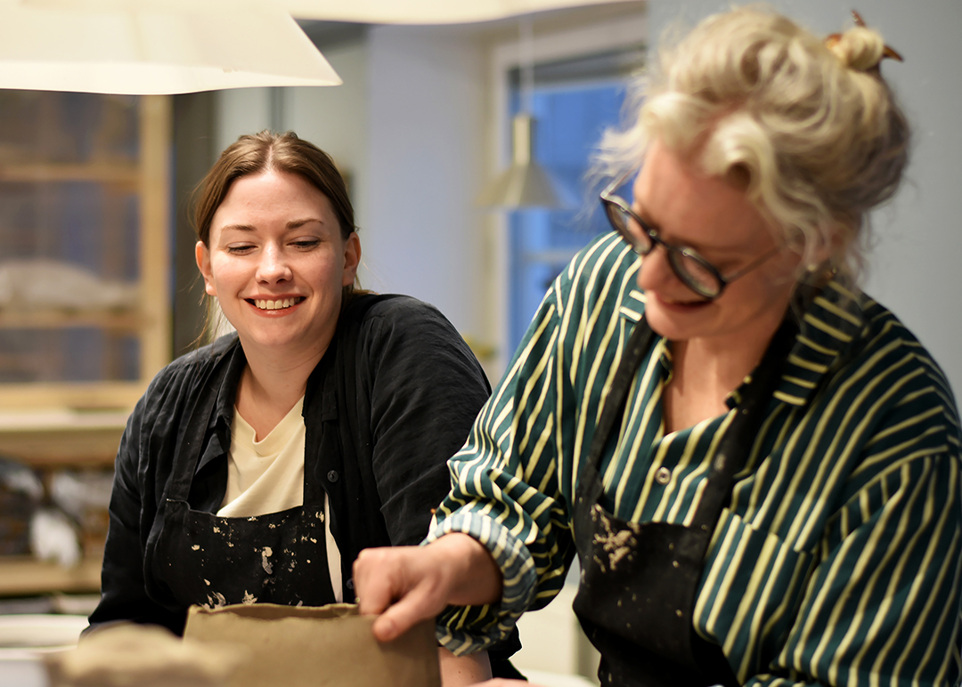 Kvinna som arbetar med lera