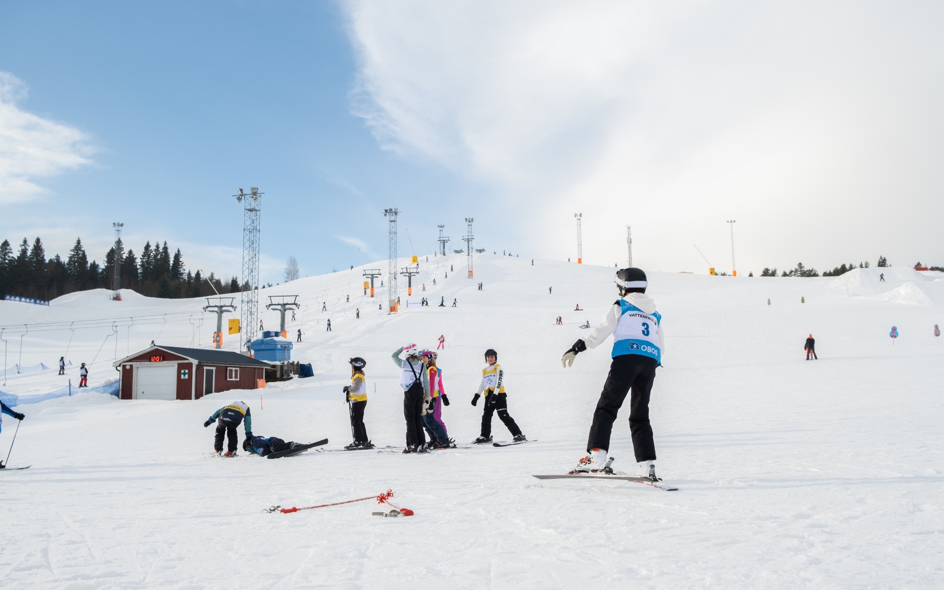 Skidbacke med skidåkare
