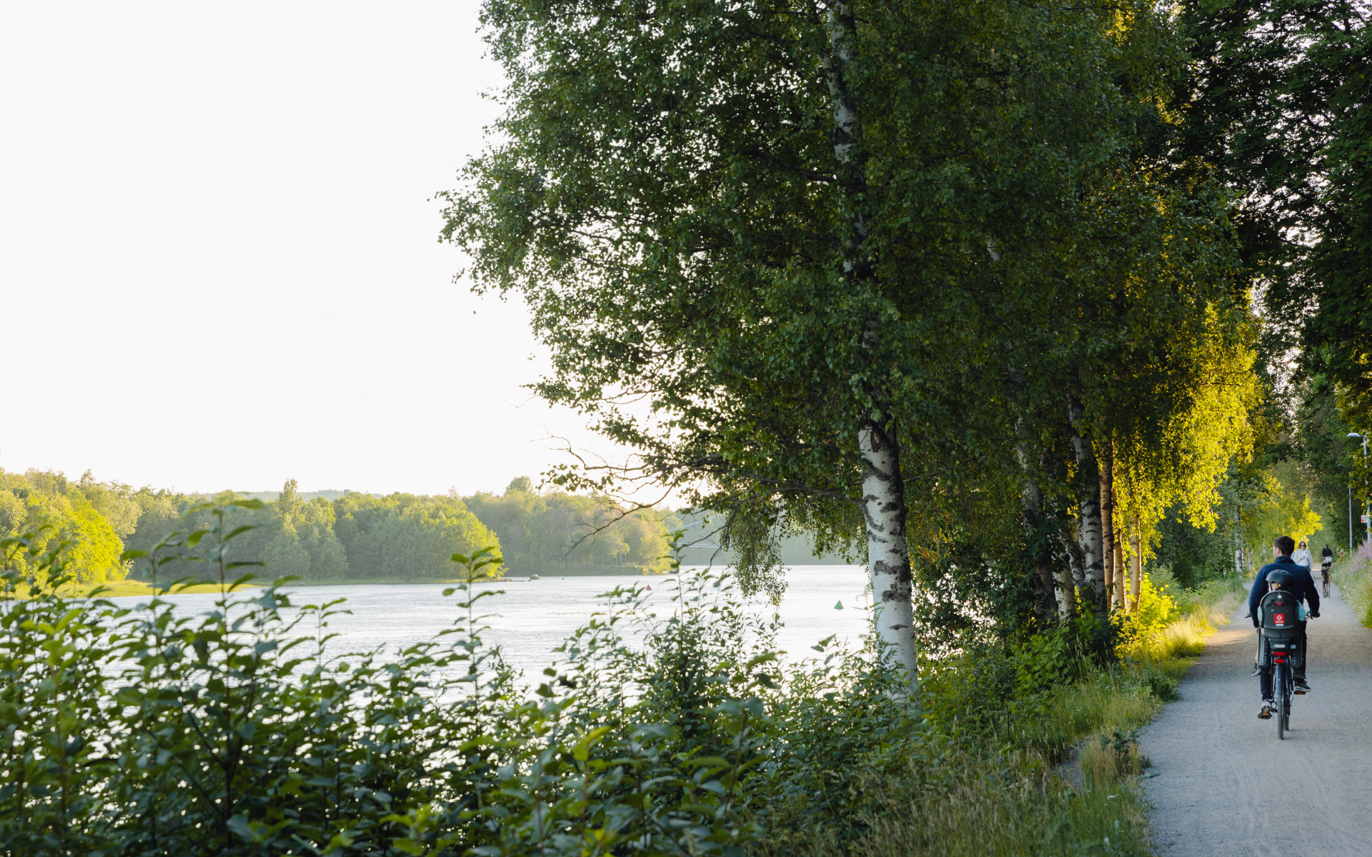 Cyklist på strandpromenaden i Umeå.