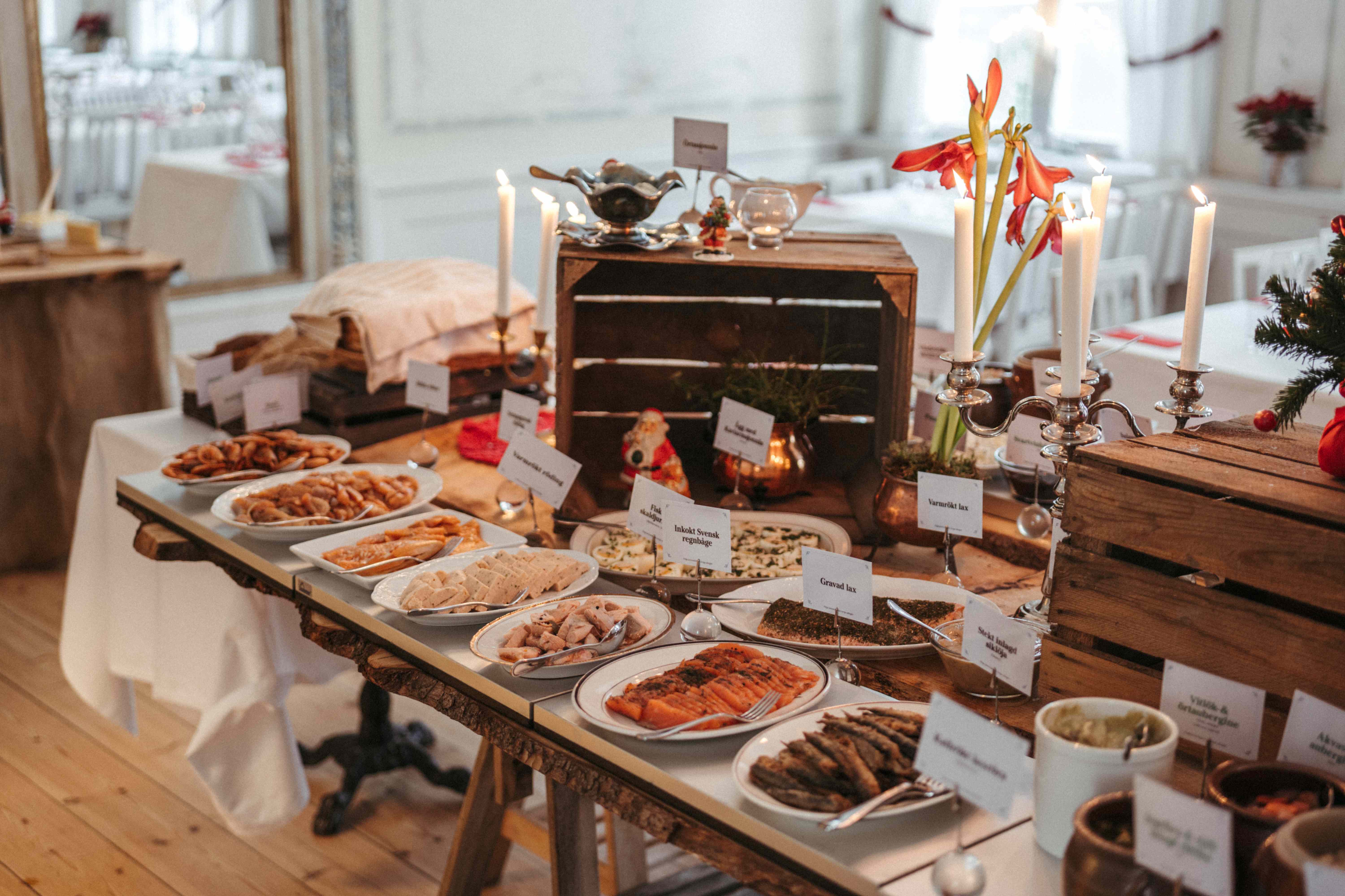 dukat julbord med tända ljus