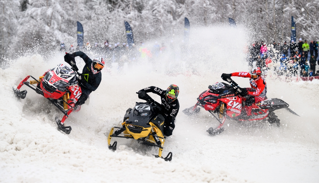 Stadioncross, tre skotrar som tävlar