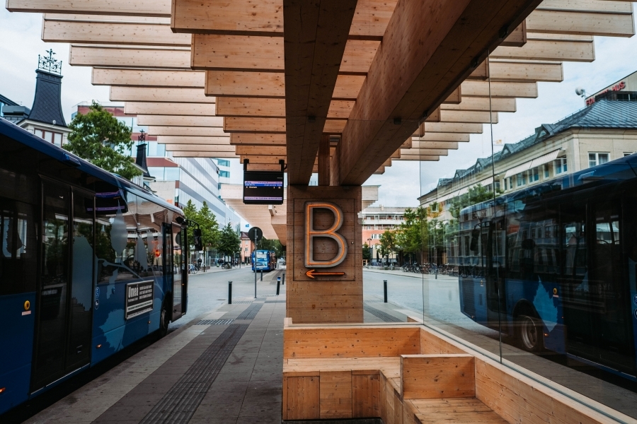 bussar. busshållplats