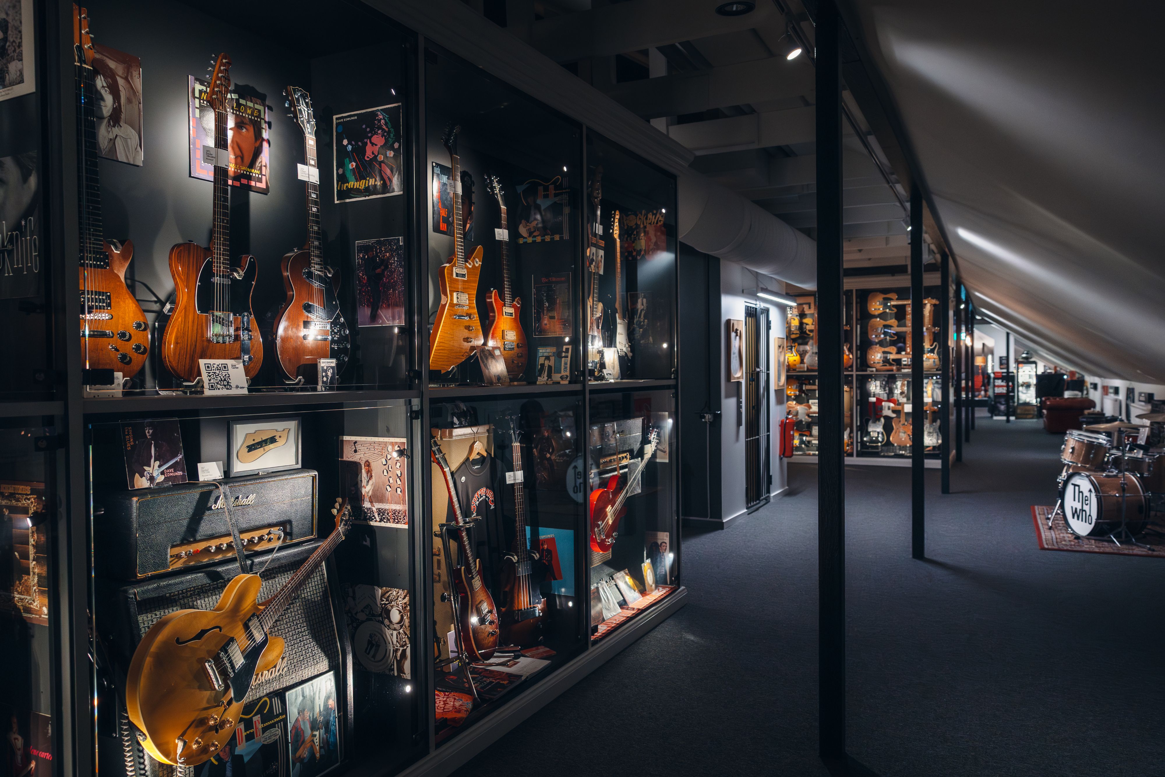 Hundratals gitarrer från Rockhistorien