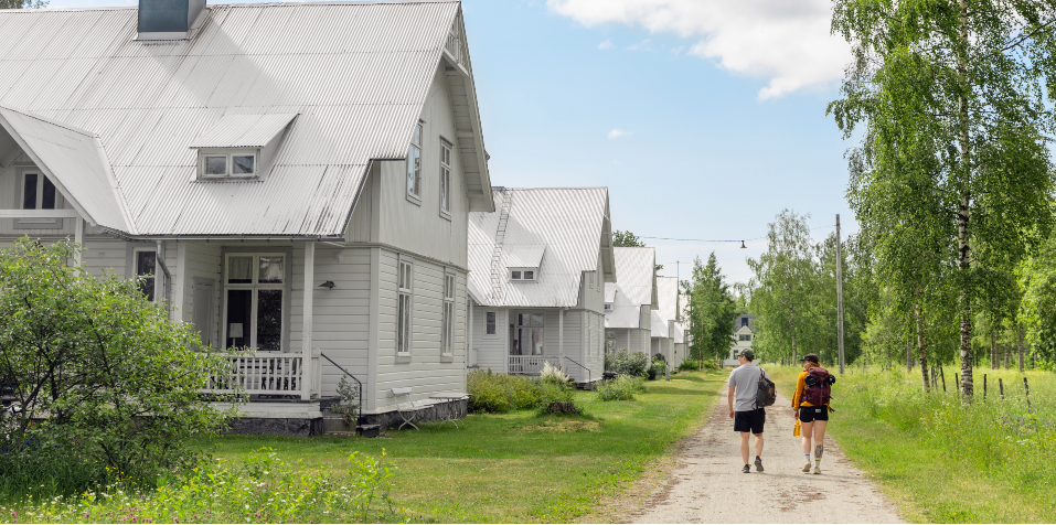 Två personer som går på norrbyskär