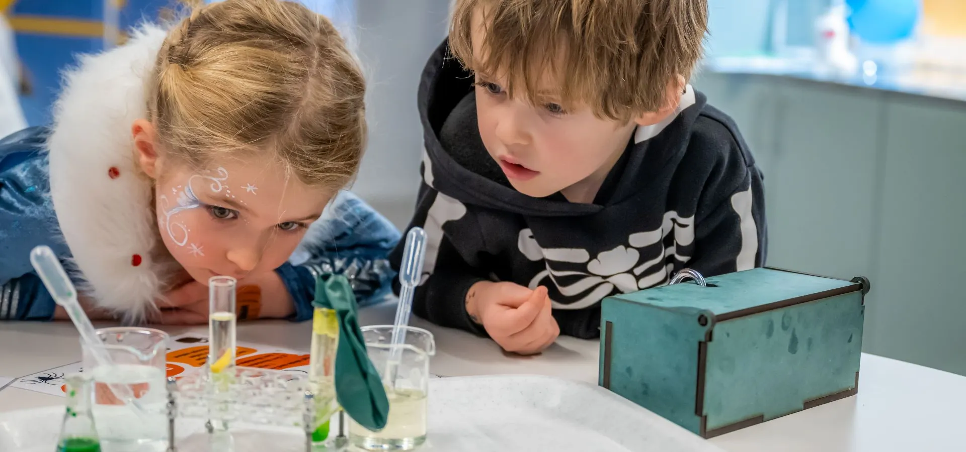 Barn som tittar på experiment