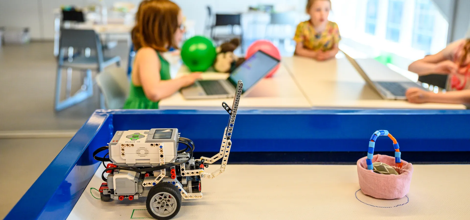 Barn som leker med teknik