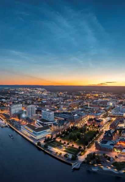 Vy över Umeå kväll