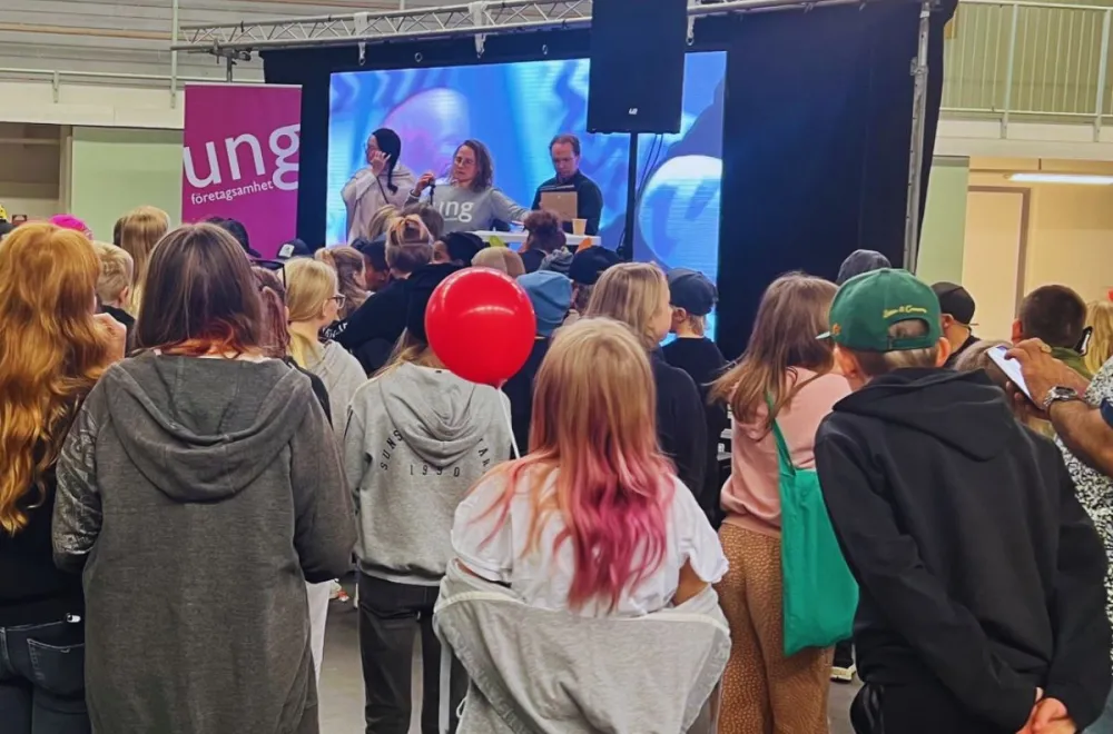 students at a fair