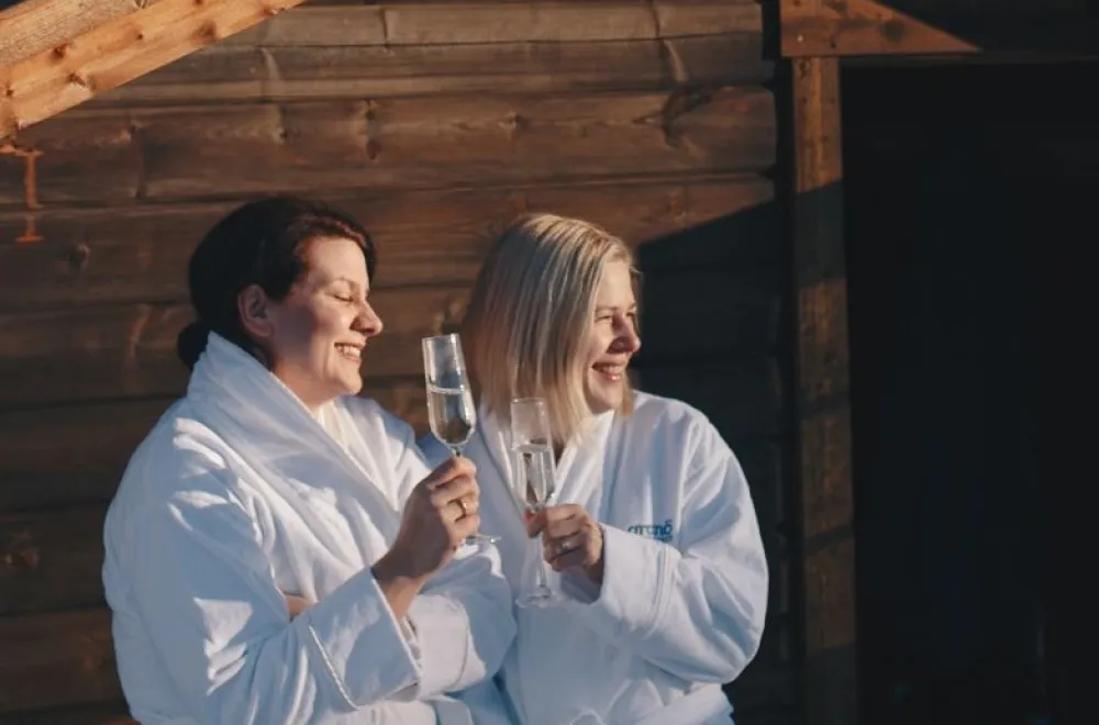 Två kvinnor i badrockar