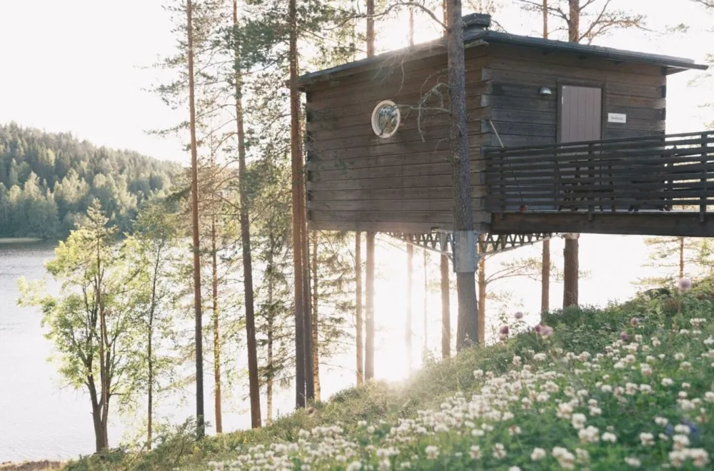 ett trähotell invid en älv