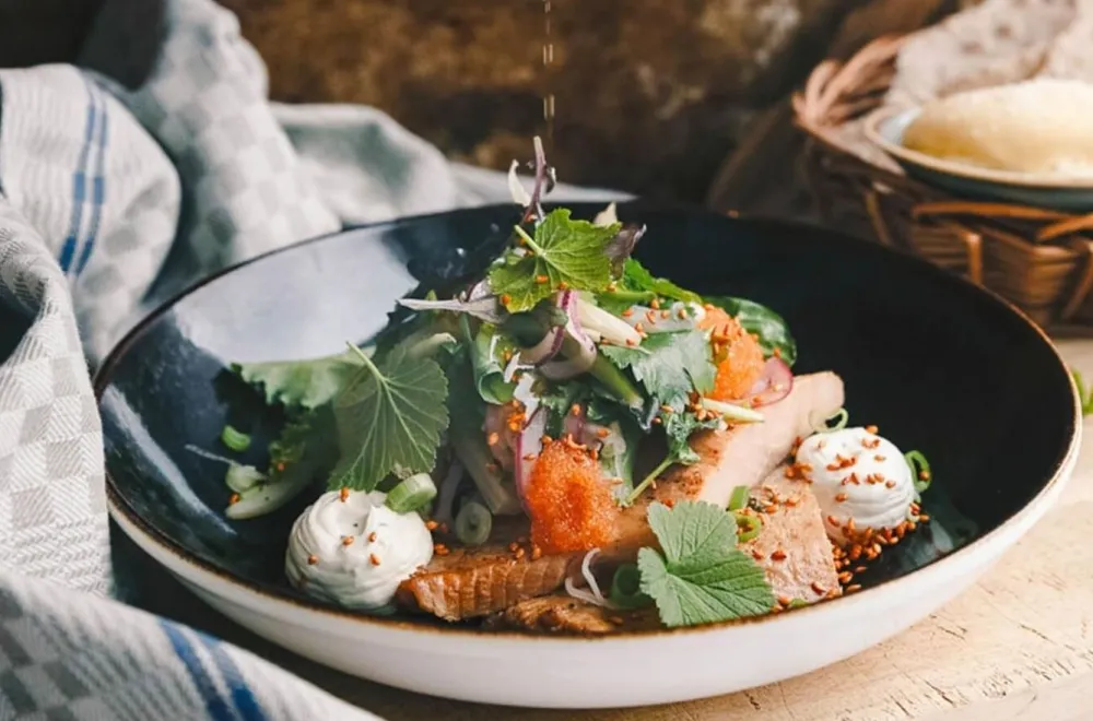 Vackert upplagd mat bestående av röding och sallad