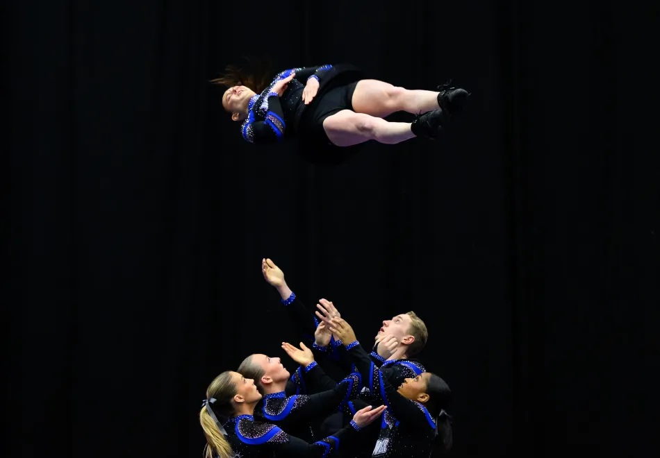 SM-veckan Cheerleader i luften