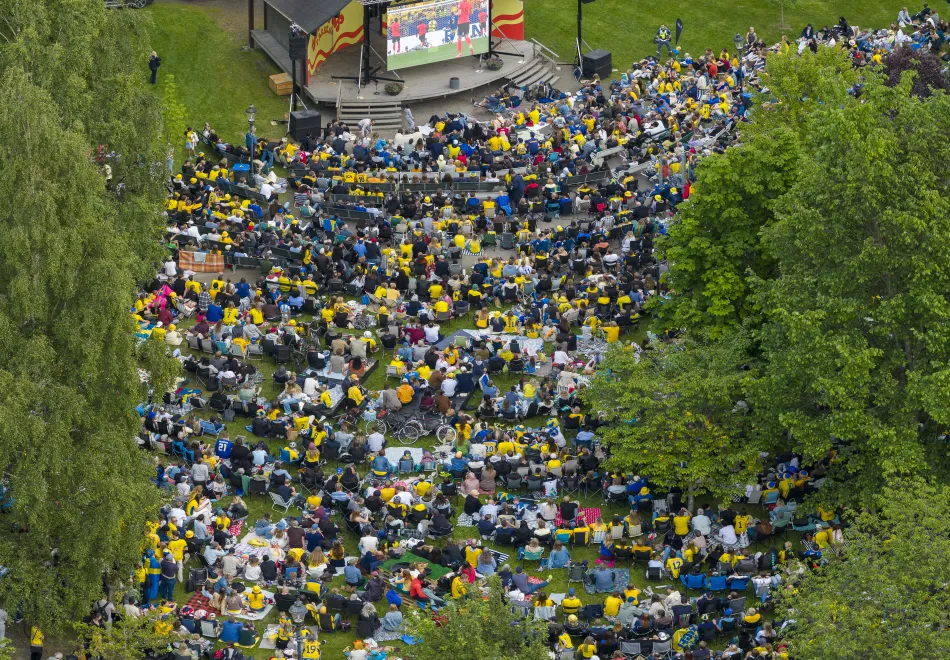 Fotbollsmatch i Döbelns park