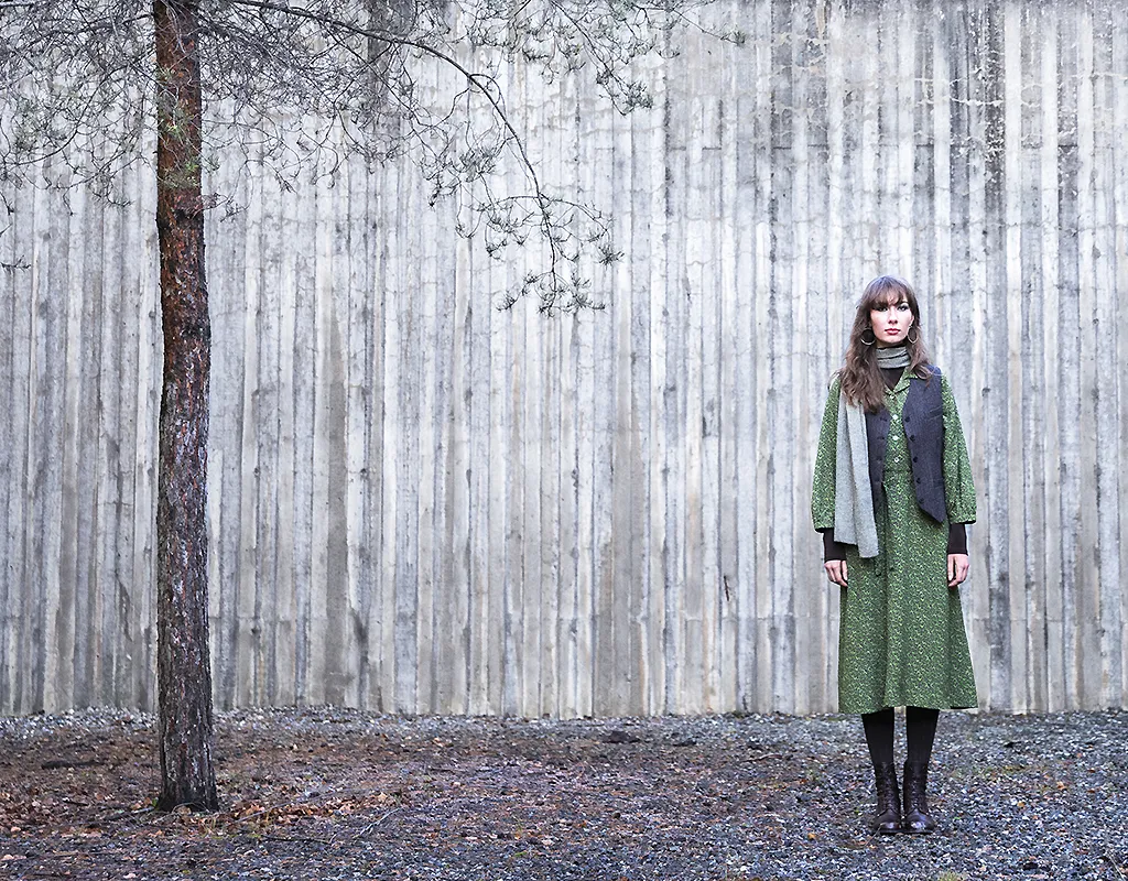 Flicka vid ett träd