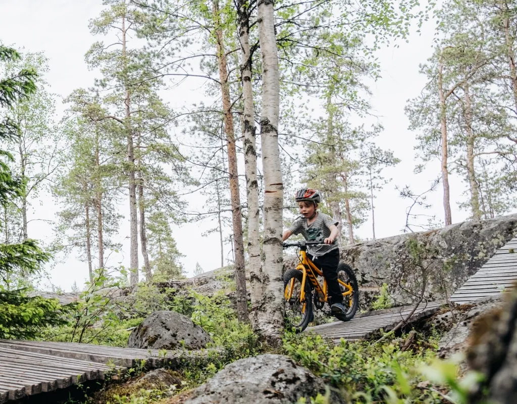 Ett barn som cyklar på en spång i SCA Multiarena
