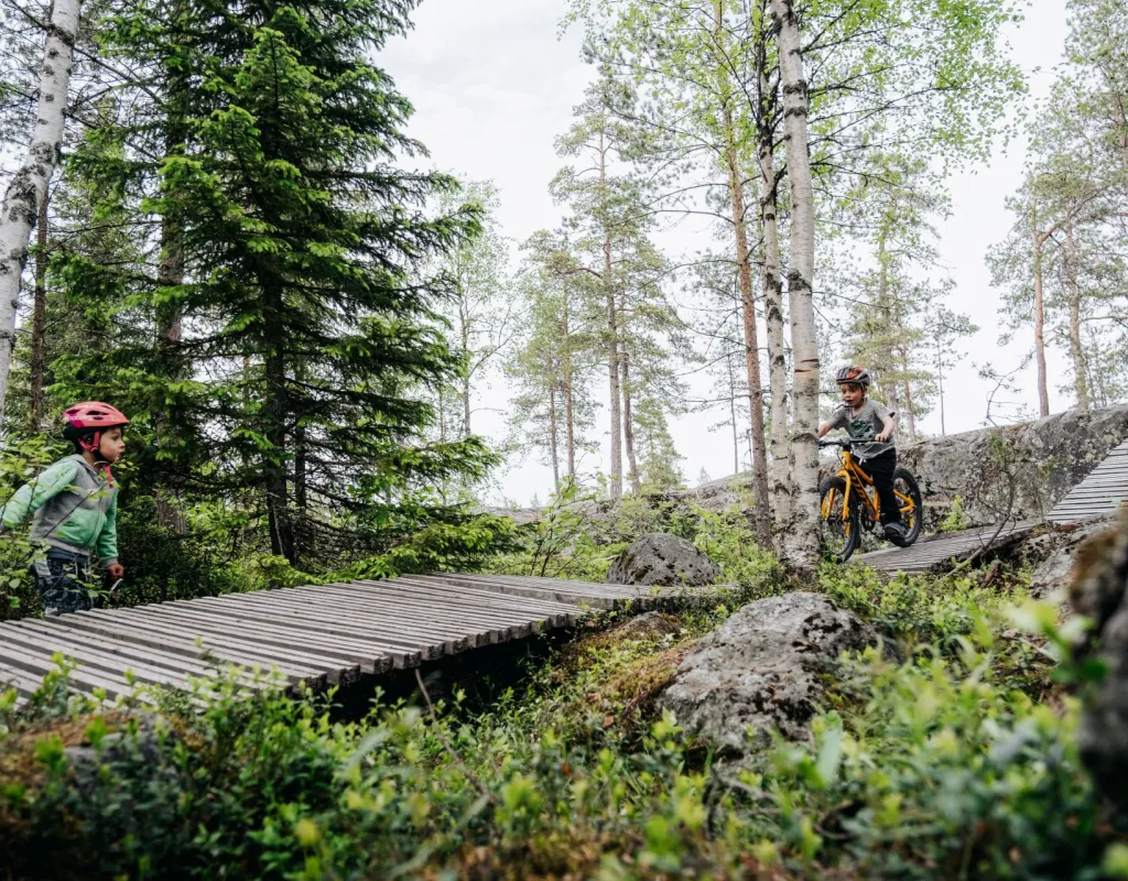 Barn cyklar i cykelpark
