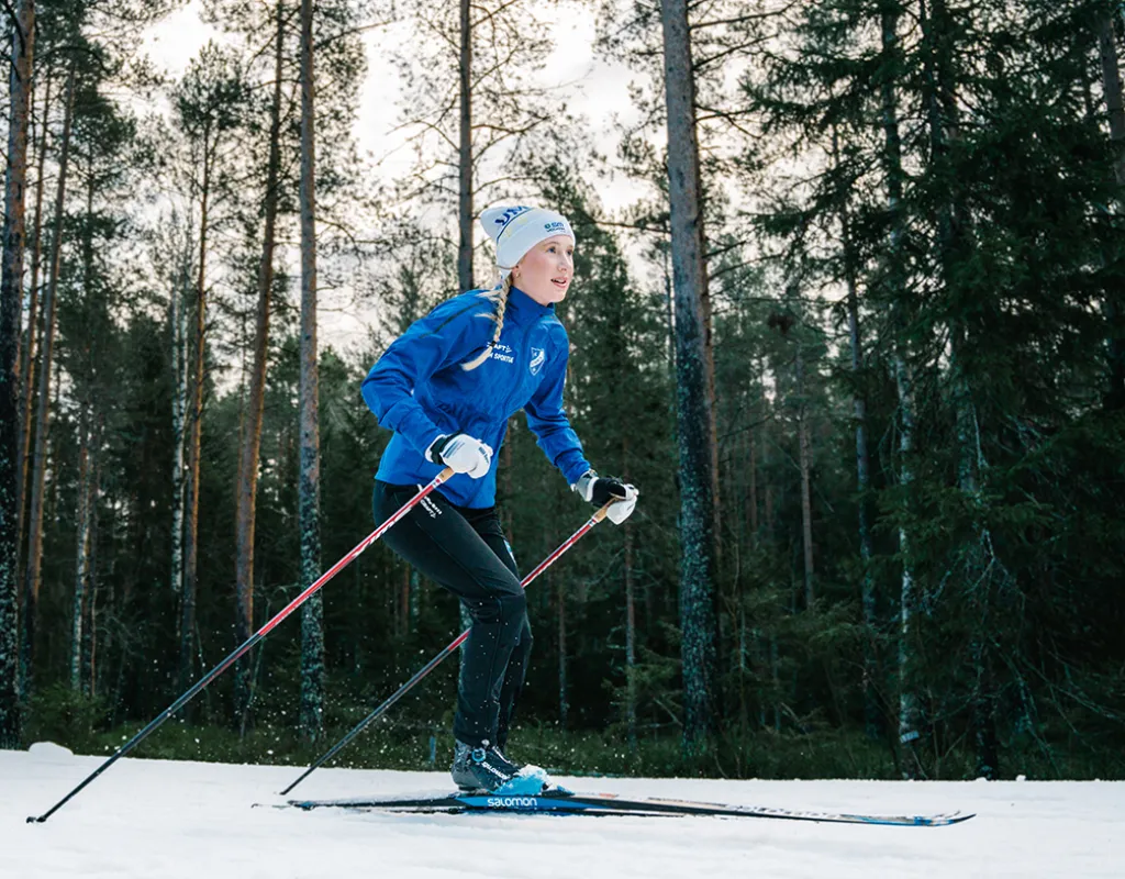 skidåkande ban med sm-mössan