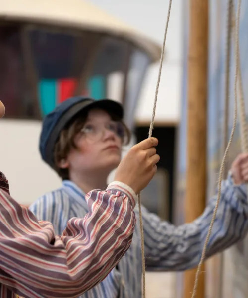 Barn som leker på museum