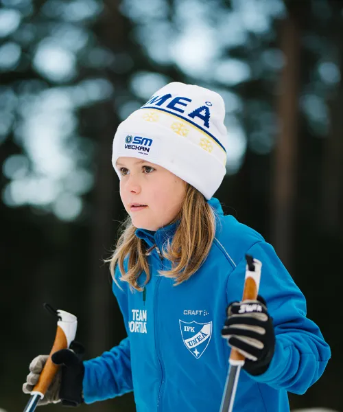 SM-mössan på skidåkande barn