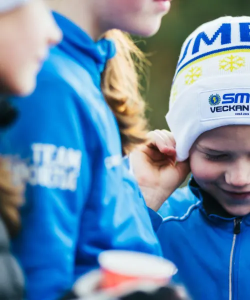 Barn tar på sig SM-mössan