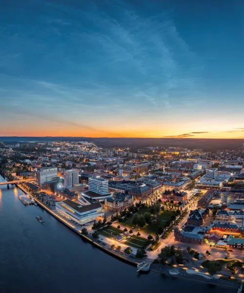 Vy över Umeå sommarnatt