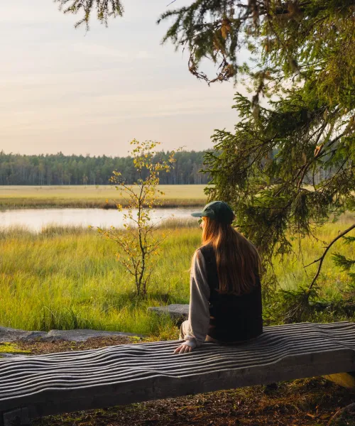 Sjö. Vandring. Kvinna