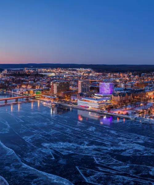 Umeå vintervy över stad och älv
