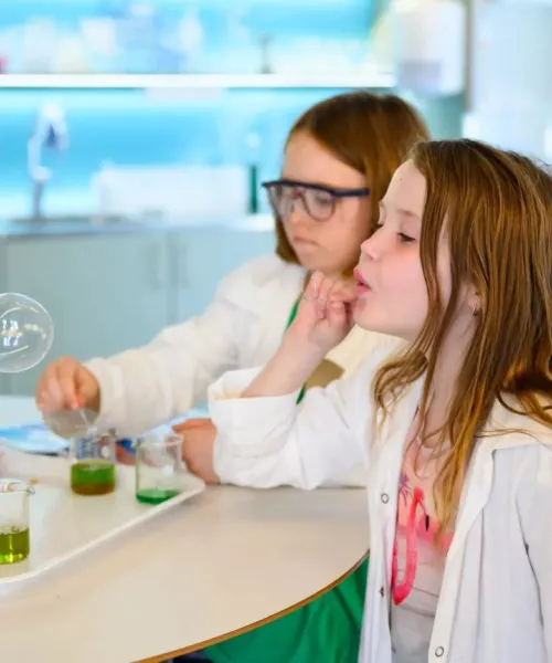 Barn som experimenterar på Curiosum
